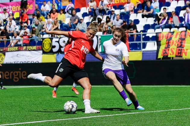 22 23 Fußball Frauen Westenergie women˜s socca cup auf dem Kennedyplatz in der Essener Innenstadt! Hannover 96 gegen SGS Essen U20 Ein Pop-up-Stadion auf dem Kennedyplatz, mitten in der Essener Innenstadt, wird am 1. Juni 2023 zum Austragungsort des Westenergie women˜s socca cup. Ausrichter des Turniers ist die SGS Essen.