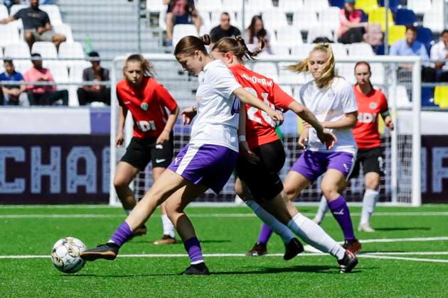 22 23 Fußball Frauen Westenergie women˜s socca cup auf dem Kennedyplatz in der Essener Innenstadt! Hannover 96 gegen SGS Essen U20 Ein Pop-up-Stadion auf dem Kennedyplatz, mitten in der Essener Innenstadt, wird am 1. Juni 2023 zum Austragungsort des Westenergie women˜s socca cup. Ausrichter des Turniers ist die SGS Essen.