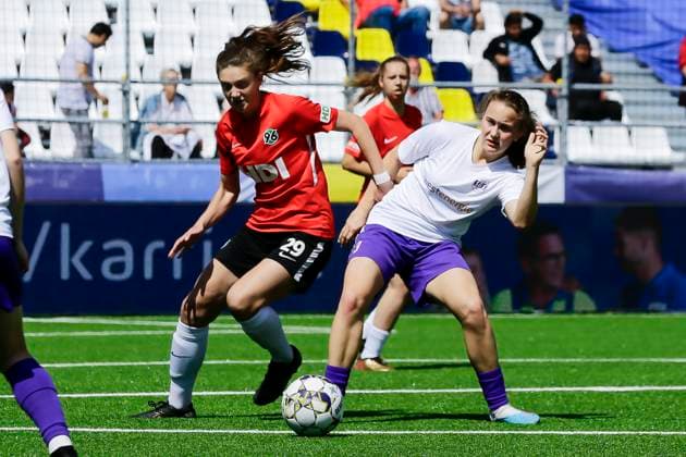22 23 Fußball Frauen Westenergie women˜s socca cup auf dem Kennedyplatz in der Essener Innenstadt! Hannover 96 gegen SGS Essen U20 Ein Pop-up-Stadion auf dem Kennedyplatz, mitten in der Essener Innenstadt, wird am 1. Juni 2023 zum Austragungsort des Westenergie women˜s socca cup. Ausrichter des Turniers ist die SGS Essen.