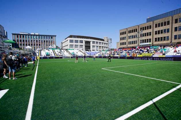 22 23 Fußball Frauen Westenergie women˜s socca cup auf dem Kennedyplatz in der Essener Innenstadt! Ein Pop-up-Stadion auf dem Kennedyplatz, mitten in der Essener Innenstadt, wird am 1. Juni 2023 zum Austragungsort des Westenergie women˜s socca cup. Ausrichter des Turniers ist die SGS Essen.