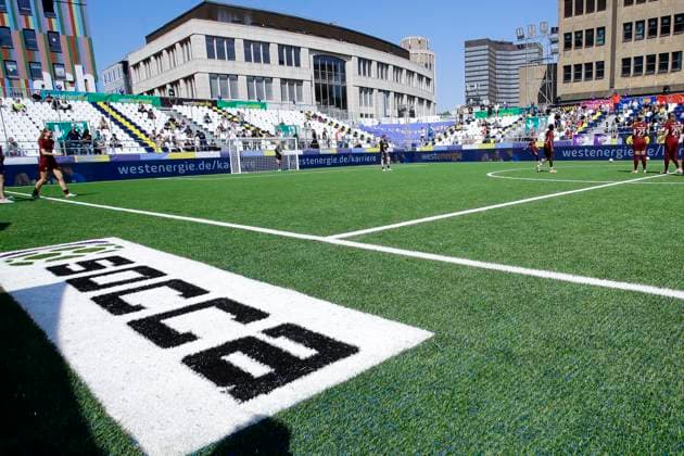 22 23 Fußball Frauen Westenergie women˜s socca cup auf dem Kennedyplatz in der Essener Innenstadt! Ein Pop-up-Stadion auf dem Kennedyplatz, mitten in der Essener Innenstadt, wird am 1. Juni 2023 zum Austragungsort des Westenergie women˜s socca cup. Ausrichter des Turniers ist die SGS Essen.