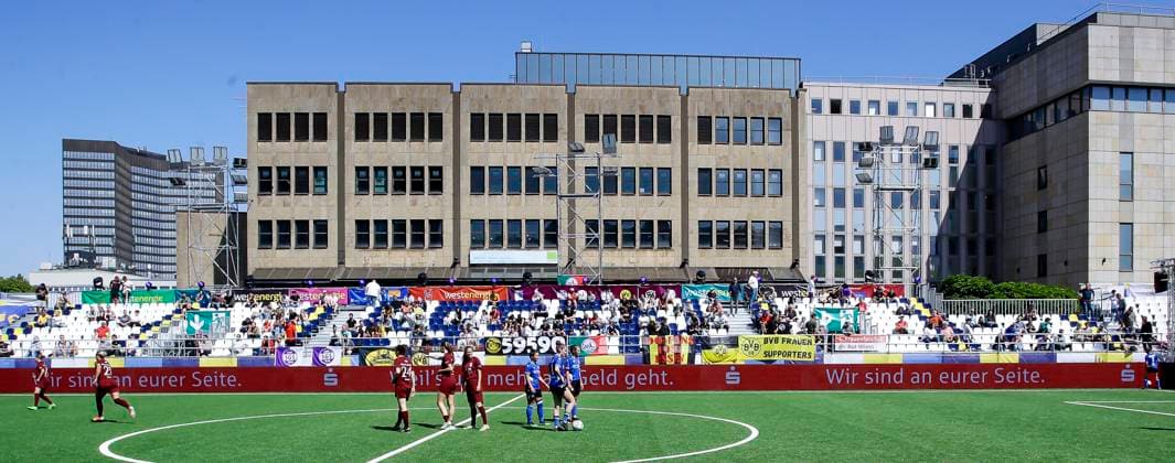 22 23 Fußball Frauen Westenergie women˜s socca cup auf dem Kennedyplatz in der Essener Innenstadt! Ein Pop-up-Stadion auf dem Kennedyplatz, mitten in der Essener Innenstadt, wird am 1. Juni 2023 zum Austragungsort des Westenergie women˜s socca cup. Ausrichter des Turniers ist die SGS Essen.