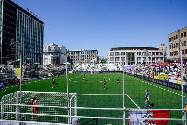 22 23 Fußball Frauen Westenergie women˜s socca cup auf dem Kennedyplatz in der Essener Innenstadt! Ein Pop-up-Stadion auf dem Kennedyplatz, mitten in der Essener Innenstadt, wird am 1. Juni 2023 zum Austragungsort des Westenergie women˜s socca cup. Ausrichter des Turniers ist die SGS Essen.