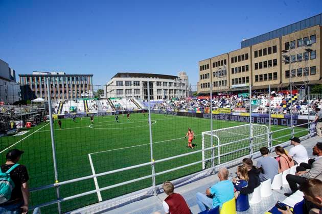 22 23 Fußball Frauen Westenergie women˜s socca cup auf dem Kennedyplatz in der Essener Innenstadt! Ein Pop-up-Stadion auf dem Kennedyplatz, mitten in der Essener Innenstadt, wird am 1. Juni 2023 zum Austragungsort des Westenergie women˜s socca cup. Ausrichter des Turniers ist die SGS Essen.