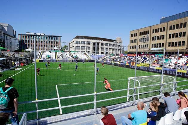 22 23 Fußball Frauen Westenergie women˜s socca cup auf dem Kennedyplatz in der Essener Innenstadt! Ein Pop-up-Stadion auf dem Kennedyplatz, mitten in der Essener Innenstadt, wird am 1. Juni 2023 zum Austragungsort des Westenergie women˜s socca cup. Ausrichter des Turniers ist die SGS Essen.