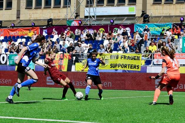22 23 Fußball Frauen Westenergie women˜s socca cup auf dem Kennedyplatz in der Essener Innenstadt! Arminia Bielefeld - Borussia Bocholt Ein Pop-up-Stadion auf dem Kennedyplatz, mitten in der Essener Innenstadt, wird am 1. Juni 2023 zum Austragungsort des Westenergie women˜s socca cup. Ausrichter des Turniers ist die SGS Essen.