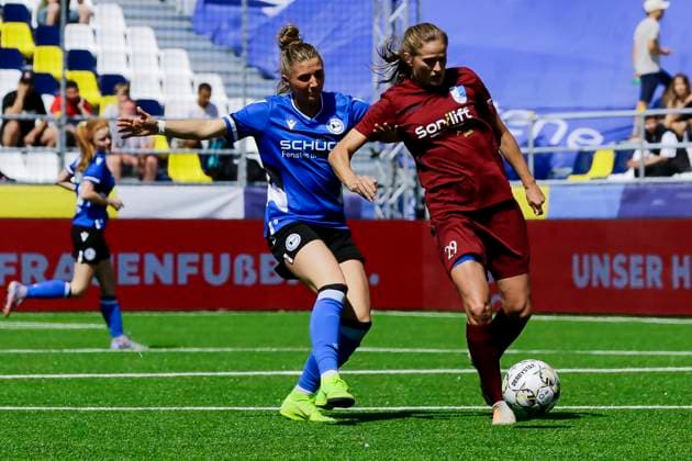 22 23 Fußball Frauen Westenergie women˜s socca cup auf dem Kennedyplatz in der Essener Innenstadt! Arminia Bielefeld - Borussia Bocholt Ein Pop-up-Stadion auf dem Kennedyplatz, mitten in der Essener Innenstadt, wird am 1. Juni 2023 zum Austragungsort des Westenergie women˜s socca cup. Ausrichter des Turniers ist die SGS Essen.