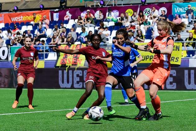 22 23 Fußball Frauen Westenergie women˜s socca cup auf dem Kennedyplatz in der Essener Innenstadt! Arminia Bielefeld - Borussia Bocholt Ein Pop-up-Stadion auf dem Kennedyplatz, mitten in der Essener Innenstadt, wird am 1. Juni 2023 zum Austragungsort des Westenergie women˜s socca cup. Ausrichter des Turniers ist die SGS Essen.