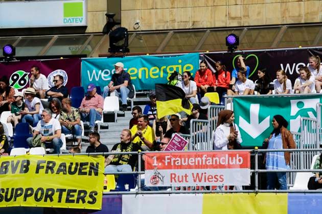 22 23 Fußball Frauen Westenergie women˜s socca cup auf dem Kennedyplatz in der Essener Innenstadt! Begeisterte Fans Ein Pop-up-Stadion auf dem Kennedyplatz, mitten in der Essener Innenstadt, wird am 1. Juni 2023 zum Austragungsort des Westenergie women˜s socca cup. Ausrichter des Turniers ist die SGS Essen.