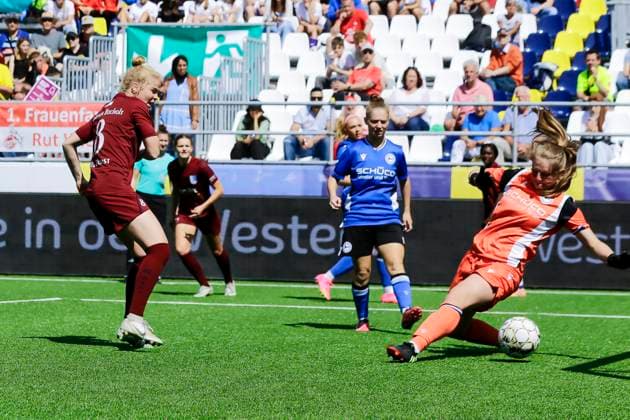 22 23 Fußball Frauen Westenergie women˜s socca cup auf dem Kennedyplatz in der Essener Innenstadt! Ein Pop-up-Stadion auf dem Kennedyplatz, mitten in der Essener Innenstadt, wird am 1. Juni 2023 zum Austragungsort des Westenergie women˜s socca cup. Ausrichter des Turniers ist die SGS Essen. Arminia Bielefeld - Borussia Bocholt