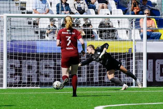 22 23 Fußball Frauen Westenergie women˜s socca cup auf dem Kennedyplatz in der Essener Innenstadt! Ein Pop-up-Stadion auf dem Kennedyplatz, mitten in der Essener Innenstadt, wird am 1. Juni 2023 zum Austragungsort des Westenergie women˜s socca cup. Ausrichter des Turniers ist die SGS Essen. Arminia Bielefeld - Borussia Bocholt