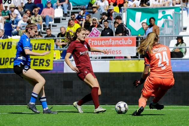 22 23 Fußball Frauen Westenergie women˜s socca cup auf dem Kennedyplatz in der Essener Innenstadt! Ein Pop-up-Stadion auf dem Kennedyplatz, mitten in der Essener Innenstadt, wird am 1. Juni 2023 zum Austragungsort des Westenergie women˜s socca cup. Ausrichter des Turniers ist die SGS Essen. Arminia Bielefeld - Borussia Bocholt
