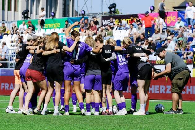 22 23 Fußball Frauen Westenergie women˜s socca cup auf dem Kennedyplatz in der Essener Innenstadt! Ein Pop-up-Stadion auf dem Kennedyplatz, mitten in der Essener Innenstadt, wird am 1. Juni 2023 zum Austragungsort des Westenergie women˜s socca cup. Ausrichter des Turniers ist die SGS Essen. SGS Essen - FSV Gütersloh