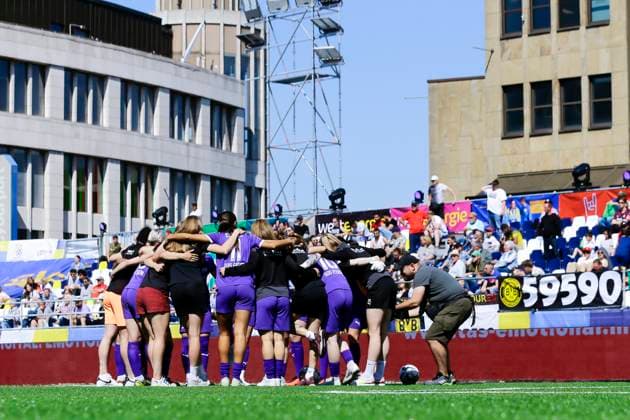 22 23 Fußball Frauen Westenergie women˜s socca cup auf dem Kennedyplatz in der Essener Innenstadt! Ein Pop-up-Stadion auf dem Kennedyplatz, mitten in der Essener Innenstadt, wird am 1. Juni 2023 zum Austragungsort des Westenergie women˜s socca cup. Ausrichter des Turniers ist die SGS Essen. SGS Essen - FSV Gütersloh