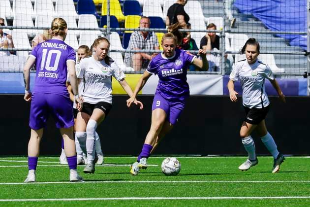 22 23 Fußball Frauen Westenergie women˜s socca cup auf dem Kennedyplatz in der Essener Innenstadt! Ein Pop-up-Stadion auf dem Kennedyplatz, mitten in der Essener Innenstadt, wird am 1. Juni 2023 zum Austragungsort des Westenergie women˜s socca cup. Ausrichter des Turniers ist die SGS Essen. SGS Essen - FSV Gütersloh