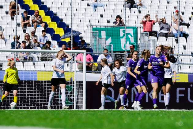 22 23 Fußball Frauen Westenergie women˜s socca cup auf dem Kennedyplatz in der Essener Innenstadt! Ein Pop-up-Stadion auf dem Kennedyplatz, mitten in der Essener Innenstadt, wird am 1. Juni 2023 zum Austragungsort des Westenergie women˜s socca cup. Ausrichter des Turniers ist die SGS Essen. SGS Essen - FSV Gütersloh