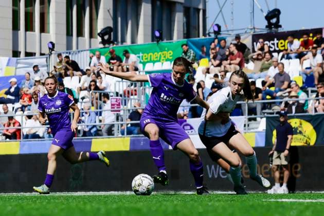 22 23 Fußball Frauen Westenergie women˜s socca cup auf dem Kennedyplatz in der Essener Innenstadt! Ein Pop-up-Stadion auf dem Kennedyplatz, mitten in der Essener Innenstadt, wird am 1. Juni 2023 zum Austragungsort des Westenergie women˜s socca cup. Ausrichter des Turniers ist die SGS Essen. SGS Essen - FSV Gütersloh