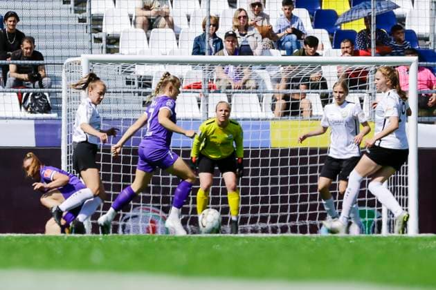 22 23 Fußball Frauen Westenergie women˜s socca cup auf dem Kennedyplatz in der Essener Innenstadt! Ein Pop-up-Stadion auf dem Kennedyplatz, mitten in der Essener Innenstadt, wird am 1. Juni 2023 zum Austragungsort des Westenergie women˜s socca cup. Ausrichter des Turniers ist die SGS Essen. SGS Essen - FSV Gütersloh