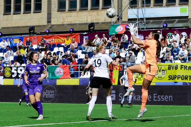 22 23 Fußball Frauen Westenergie women˜s socca cup auf dem Kennedyplatz in der Essener Innenstadt! Ein Pop-up-Stadion auf dem Kennedyplatz, mitten in der Essener Innenstadt, wird am 1. Juni 2023 zum Austragungsort des Westenergie women˜s socca cup. Ausrichter des Turniers ist die SGS Essen. SGS Essen - FSV Gütersloh