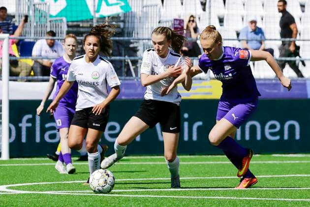 22 23 Fußball Frauen Westenergie women˜s socca cup auf dem Kennedyplatz in der Essener Innenstadt! Ein Pop-up-Stadion auf dem Kennedyplatz, mitten in der Essener Innenstadt, wird am 1. Juni 2023 zum Austragungsort des Westenergie women˜s socca cup. Ausrichter des Turniers ist die SGS Essen. SGS Essen - FSV Gütersloh