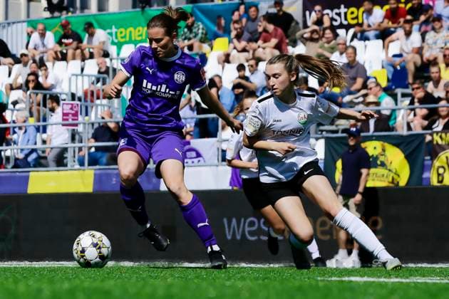 22 23 Fußball Frauen Westenergie women˜s socca cup auf dem Kennedyplatz in der Essener Innenstadt! Ein Pop-up-Stadion auf dem Kennedyplatz, mitten in der Essener Innenstadt, wird am 1. Juni 2023 zum Austragungsort des Westenergie women˜s socca cup. Ausrichter des Turniers ist die SGS Essen. SGS Essen - FSV Gütersloh