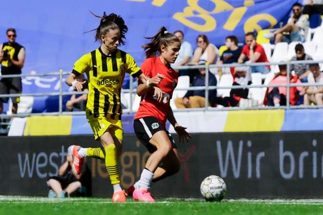 22 23 Fußball Frauen Westenergie women˜s socca cup auf dem Kennedyplatz in der Essener Innenstadt! Ein Pop-up-Stadion auf dem Kennedyplatz, mitten in der Essener Innenstadt, wird am 1. Juni 2023 zum Austragungsort des Westenergie women˜s socca cup. Ausrichter des Turniers ist die SGS Essen. Borussia Dortmund - Hannover 96