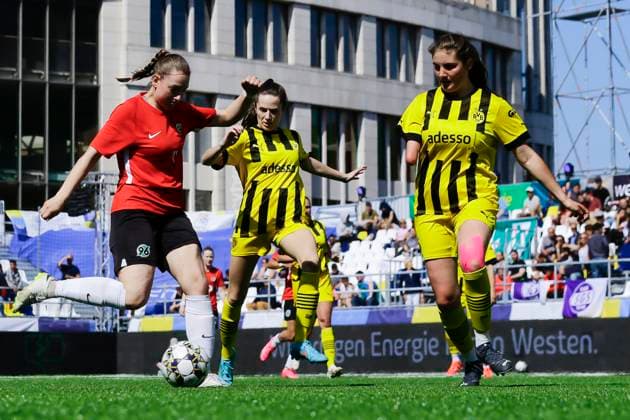22 23 Fußball Frauen Westenergie women˜s socca cup auf dem Kennedyplatz in der Essener Innenstadt! Ein Pop-up-Stadion auf dem Kennedyplatz, mitten in der Essener Innenstadt, wird am 1. Juni 2023 zum Austragungsort des Westenergie women˜s socca cup. Ausrichter des Turniers ist die SGS Essen. Borussia Dortmund - Hannover 96