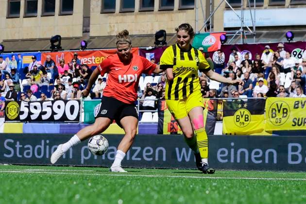 22 23 Fußball Frauen Westenergie women˜s socca cup auf dem Kennedyplatz in der Essener Innenstadt! Ein Pop-up-Stadion auf dem Kennedyplatz, mitten in der Essener Innenstadt, wird am 1. Juni 2023 zum Austragungsort des Westenergie women˜s socca cup. Ausrichter des Turniers ist die SGS Essen. Borussia Dortmund - Hannover 96