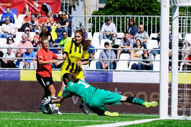 22 23 Fußball Frauen Westenergie women˜s socca cup auf dem Kennedyplatz in der Essener Innenstadt! Ein Pop-up-Stadion auf dem Kennedyplatz, mitten in der Essener Innenstadt, wird am 1. Juni 2023 zum Austragungsort des Westenergie women˜s socca cup. Ausrichter des Turniers ist die SGS Essen. Borussia Dortmund - Hannover 96