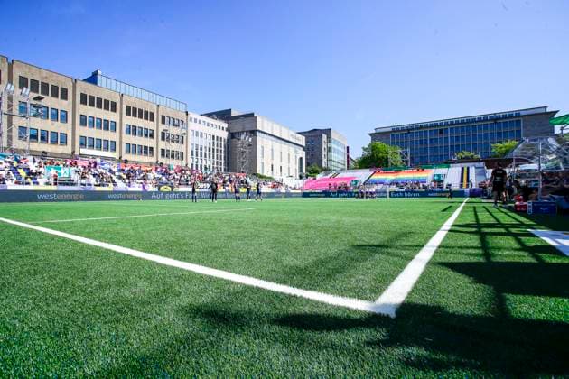 22 23 Fußball Frauen Westenergie women˜s socca cup auf dem Kennedyplatz in der Essener Innenstadt! Ein Pop-up-Stadion auf dem Kennedyplatz, mitten in der Essener Innenstadt, wird am 1. Juni 2023 zum Austragungsort des Westenergie women˜s socca cup. Ausrichter des Turniers ist die SGS Essen.