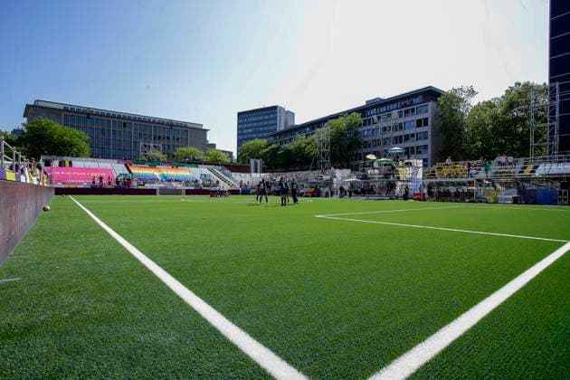 22 23 Fußball Frauen Westenergie women˜s socca cup auf dem Kennedyplatz in der Essener Innenstadt! Ein Pop-up-Stadion auf dem Kennedyplatz, mitten in der Essener Innenstadt, wird am 1. Juni 2023 zum Austragungsort des Westenergie women˜s socca cup. Ausrichter des Turniers ist die SGS Essen.