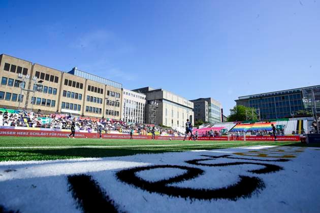 22 23 Fußball Frauen Westenergie women˜s socca cup auf dem Kennedyplatz in der Essener Innenstadt! Ein Pop-up-Stadion auf dem Kennedyplatz, mitten in der Essener Innenstadt, wird am 1. Juni 2023 zum Austragungsort des Westenergie women˜s socca cup. Ausrichter des Turniers ist die SGS Essen.