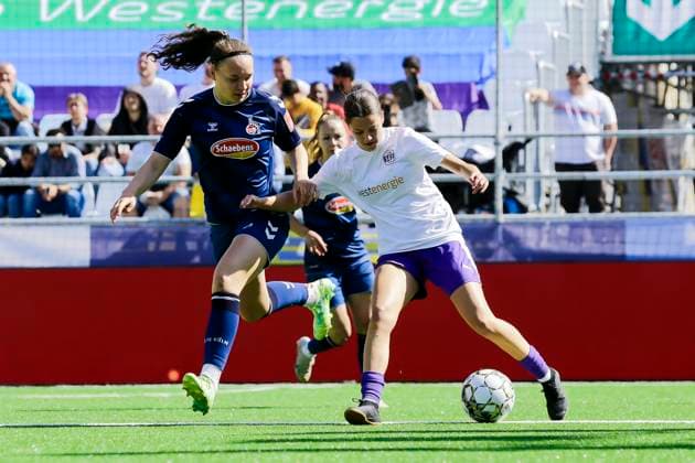 22 23 Fußball Frauen Westenergie women˜s socca cup auf dem Kennedyplatz in der Essener Innenstadt! Ein Pop-up-Stadion auf dem Kennedyplatz, mitten in der Essener Innenstadt, wird am 1. Juni 2023 zum Austragungsort des Westenergie women˜s socca cup. Ausrichter des Turniers ist die SGS Essen. 1.FC Köln - SGS Essen U20