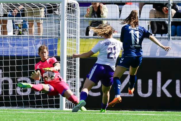 22 23 Fußball Frauen Westenergie women˜s socca cup auf dem Kennedyplatz in der Essener Innenstadt! Ein Pop-up-Stadion auf dem Kennedyplatz, mitten in der Essener Innenstadt, wird am 1. Juni 2023 zum Austragungsort des Westenergie women˜s socca cup. Ausrichter des Turniers ist die SGS Essen. 1.FC Köln - SGS Essen U20