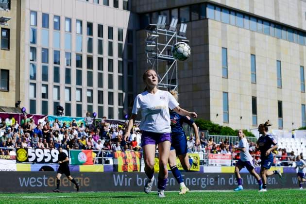 22 23 Fußball Frauen Westenergie women˜s socca cup auf dem Kennedyplatz in der Essener Innenstadt! Ein Pop-up-Stadion auf dem Kennedyplatz, mitten in der Essener Innenstadt, wird am 1. Juni 2023 zum Austragungsort des Westenergie women˜s socca cup. Ausrichter des Turniers ist die SGS Essen. 1.FC Köln - SGS Essen U20