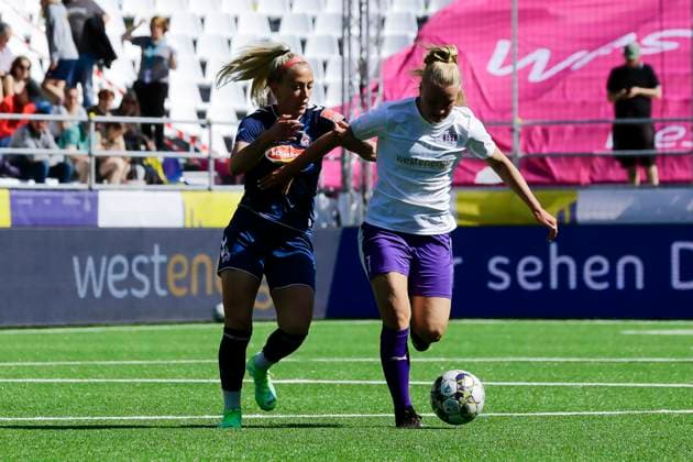 22 23 Fußball Frauen Westenergie women˜s socca cup auf dem Kennedyplatz in der Essener Innenstadt! Ein Pop-up-Stadion auf dem Kennedyplatz, mitten in der Essener Innenstadt, wird am 1. Juni 2023 zum Austragungsort des Westenergie women˜s socca cup. Ausrichter des Turniers ist die SGS Essen. 1.FC Köln - SGS Essen U20