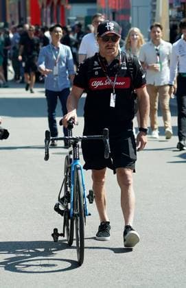 Formel 1 AWS Grand Prix von Spanien 2023 02.06.2023, Circuit de Catalunya, Barcelona, Formel 1 AWS Grand Prix von Spanien 2023 , im Bild Valtteri Bottas (FIN), Alfa Romeo F1 Team Stake mit Fahrrad