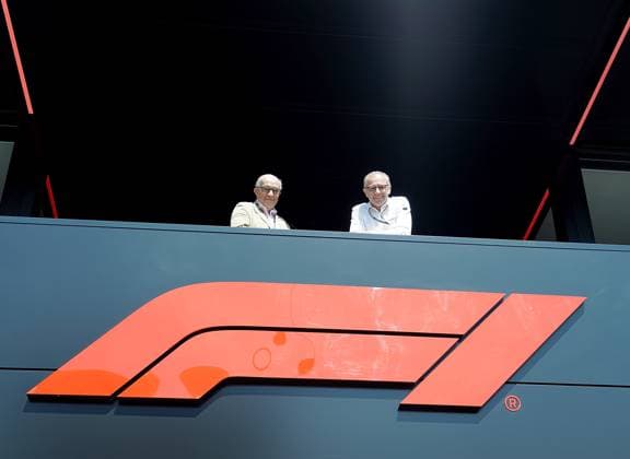 Formel 1 AWS Grand Prix von Spanien 2023 02.06.2023, Circuit de Catalunya, Barcelona, Formel 1 AWS Grand Prix von Spanien 2023 , im Bild Formel 1 Chef Stefano Domenicali (r) mit Dorna und MotoGP Chef Carmelo Ezpeleta