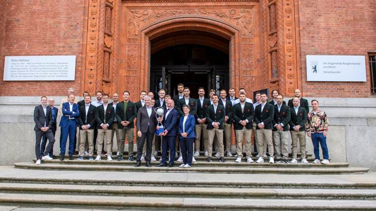 Bilder des Jahres 2023, Sport 06 Juni Sport Themen der Woche KW22 Sport Bilder des Tages Gruppenbild mit dem Team der Fuechse, Frank Steffel und Regierenden Buergermeister Kai Wegner, GER, Wegner empfaengt Fuechse Berlin nach ihrem Europapokal-Erfolg im Roten Rathaus, Handball 1. Bundesliga - Maenner - Saison 2022 2023, 02.06.2023, GER, Wegner empfaengt Fuechse Berlin nach ihrem Europapokal-Erfolg im Roten Rathaus, Handball 1. Bundesliga - Maenner - Saison 2022 2023, 02.06.2023, Foto: Eibner-Pressefoto Uwe Koch Berlin *** Group picture with the team of the foxes, Frank Steffel and governing mayor Kai Wegner, GER, Wegner receives foxes Berlin after their European Cup success in the Red City Hall, Handball 1 Bundesliga Maenner Saison 2022 2023, 02 06 2023, GER, Wegner receives foxes Berlin after their European Cup success in the Red City Hall, Handball 1 Bundesliga Maenner Saison 2022 2023, 02 06 2023, Foto Eibner Pressefoto Uwe Koch Berlin Copyright: xEibner-Pressefoto UwexKochx EP_UKH
