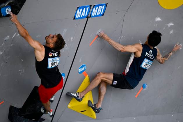 Sport Themen der Woche KW22 Sport Bilder des Tages Climbers Yannick Flohe of Germany, left, and Chon Jong-won of South Korea compete during the Boulder World Cup men s qualification in Prague, Czech Republic, June 2, 2023. (CTKxPhoto OndrejxDeml) CTKPhotoP2023060204223  CTKPhotoP2023060204223