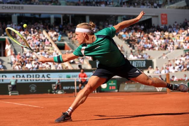 Alejandro Davidovich Fokina of Spain plays against third-seeded Novak Djokovic of Serbia during their third-round match at the Roland Garros French Tennis Open in Paris, France, on Friday, June 2, 2023. Djokovic won 7-6, 7-6, 6-2.  PAR20230602125 MAYAxVIDON-WHITE