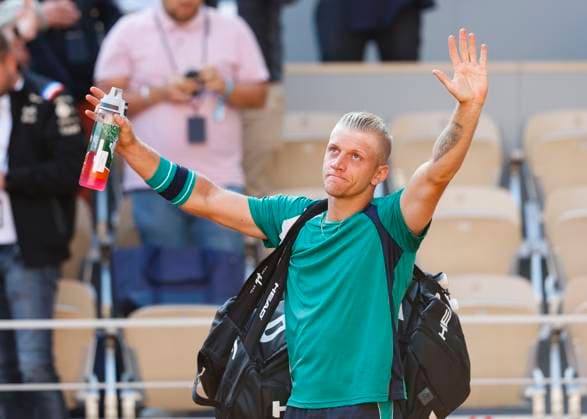 Alejandro Davidovich Fokina winkt und verabschiedet sich von den Zuschauern, Fans nach der Niederlage Tennis - French Open 2023 - Grand Slam ATP, Tennis Herren WTA, Tennis Damen ITF - Roland Garros - Paris - - France - 2 June 2023. Copyright: xJuergenxHasenkopfx