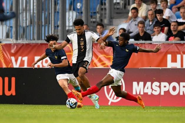 UEFA European Football Championship - Under 17 Final - Germany vs France Germany U17, U 17 Ä™s Almugera Kabar pass in the middle of France U17™s Mohammed-Amine Boucehnna and France U17™s Joachim Kayi Sanda during the final phase Under-17 Championship Hungary 2023 soccer match Germany U17 vs. France U17 at the Nandor Hidegkuti Stadion stadium in Budapest, Hungary, 2nd of June 2023 Budapest Hidegkuti Nandor Stadium Hungary Copyright: xVinnyxOrlandox xLiveMediax LPS_958737