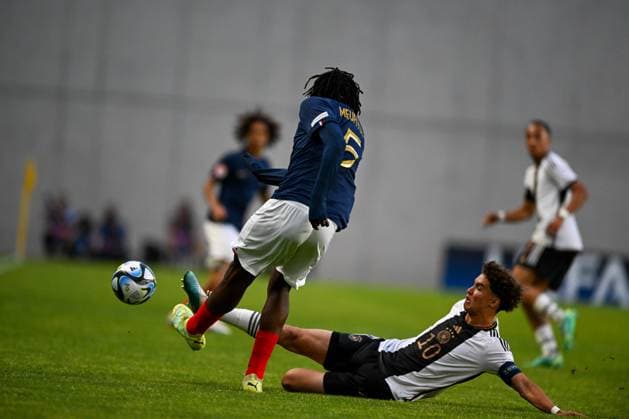 UEFA European Football Championship - Under 17 Final - Germany vs France Germany U17, U 17 Ä™s Noah Darvich trying to stop France U17™s Bastien Meupiyou during the final phase Under-17 Championship Hungary 2023 soccer match Germany U17 vs. France U17 at the Nandor Hidegkuti Stadion stadium in Budapest, Hungary, 2nd of June 2023 Budapest Hidegkuti Nandor Stadium Hungary Copyright: xVinnyxOrlandox xLiveMediax LPS_958741