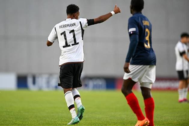 UEFA European Football Championship - Under 17 Final - Germany vs France Germany U17, U 17 Ä™s Charles Hermann say thank s to teammate for nice pass during the final phase Under-17 Championship Hungary 2023 soccer match Germany U17 vs. France U17 at the Nandor Hidegkuti Stadion stadium in Budapest, Hungary, 2nd of June 2023 Budapest Hidegkuti Nandor Stadium Hungary Copyright: xVinnyxOrlandox xLiveMediax LPS_958744