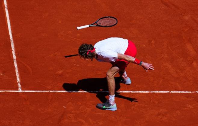 Sport Bilder des Tages Mandatory Credit: Photo by Javier Garcia Shutterstock (13944030r) Andrey Rublev throws his racquet down in frustration French Open Tennis, Day 7, Roland Garros, Paris, France - 03 June 2023 French Open Tennis, Day 7, Roland Garros, Paris, France - 03 June 2023  Copyright: xJavierxGarcia Shutterstockx 13944030r