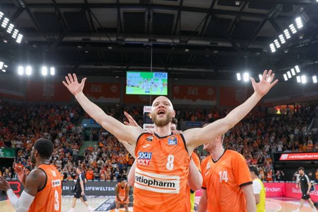 Sport Themen der Woche KW22 Sport Bilder des Tages Schlussjubel, die Ulmer stehen im Finale, Robin Christen 8 (ratiopharm ulm), ratiopharm ulm vs. FC Bayern Basketball, Basketball, BBL, Halbfinale, 02.06.2023 Ulm Baden-Wuerttemberg Deutschland *** Final cheer, the Ulm team is in the final, Robin Christen 8 ratiopharm ulm , ratiopharm ulm vs FC Bayern Basketball, Basketball, BBL, Semifinal, 02 06 2023 Ulm Baden Wuerttemberg Germany Copyright: xkolbert-press ChristianxKolbertx