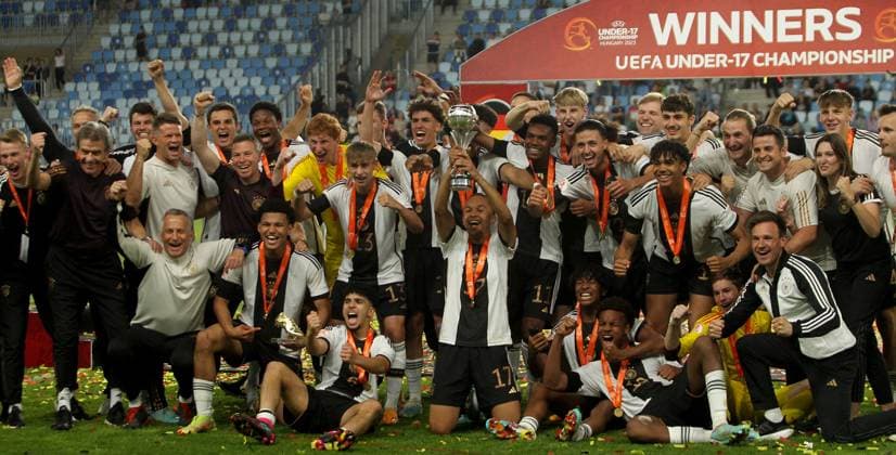 02.06.2023 Budapest(Hungary) Germany-France U-17 Under-17 European men s football championship final Germany team with with Euro trophy :