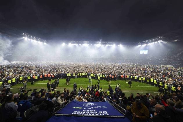 envahissement du terrain par les supporters du Havre joie des supporters du Havre FOOTBALL : Le Havre vs Dijon - 38e journee Ligue2 BKT - 02 06 2023 JBAutissier Panoramic 