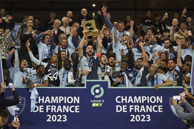 Joie des joueurs du Havre brandissant le trophee de champion de Ligue 2 BKT - LEKHAL Victor (Le Havre) FOOTBALL : Le Havre vs Dijon - 38e journee Ligue2 BKT - 02 06 2023 JBAutissier Panoramic 